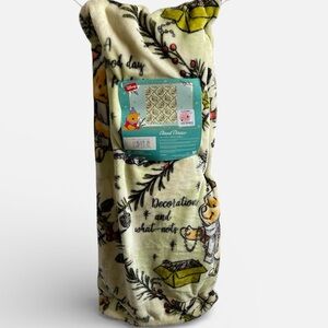 Disney Winnie the Pooh & Friends Christmas Cloud Throw - NWT ***
